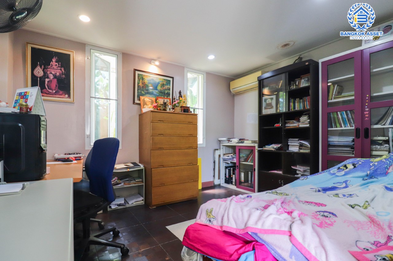 *****บ้านเดี่ยวมือสอง ม.กฤษดานคร แจ้งวัฒนะ หลังใหญ่ เนื้อที่ 55 ตร.ว. ฟังก์ชันจัดเต็ม 4 ห้องนอน 2 ห้องน้ำ จอดรถได้ 2 คัน  บนทำเลศักยภาพ เชื่อมต่อหลายเส้นทาง ใกล้ทางด่วน "แจ้งวัฒนะ", เมืองทองธานี, เซ็นทรัลแจ้งวัฒนะ และรถไฟฟ้าสายสีชมพู "สถานีแจ้งวัฒนะ-ปากเกร็ด 28"